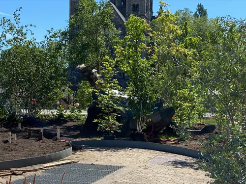Metz : un Graoully en acier se pose place de la Comédie